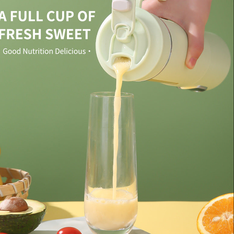 Compact handheld personal blender design